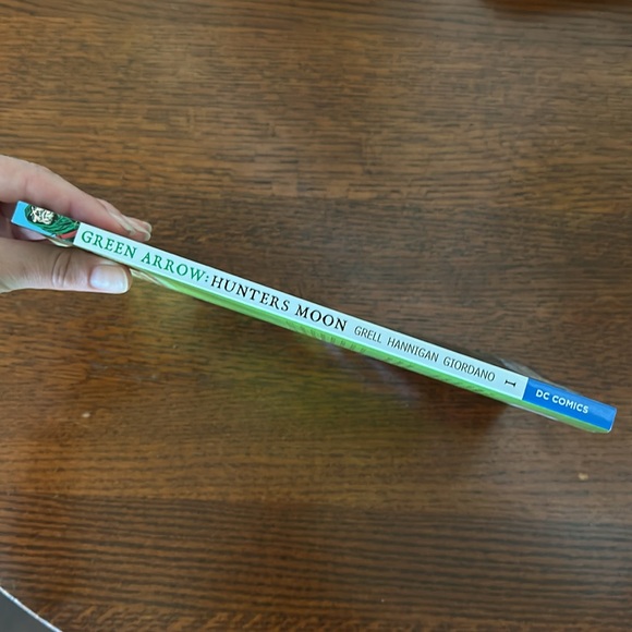 Green Arrow TPB Vol. 1 Hunters Moon DC Comics | Mike Grell, Ed Hannigan - Picture 3 of 4